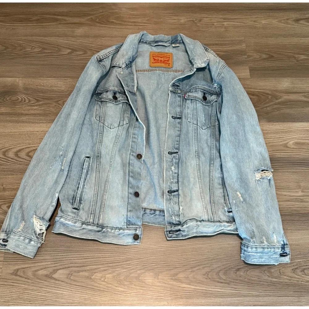 Levis Mens Trucker Jacket Light Wash Distressed Denim Blue size Large